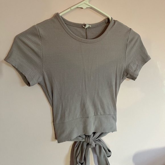 Garage purple tight fitting crop top with an open back and a tie - Picture 2 of 3